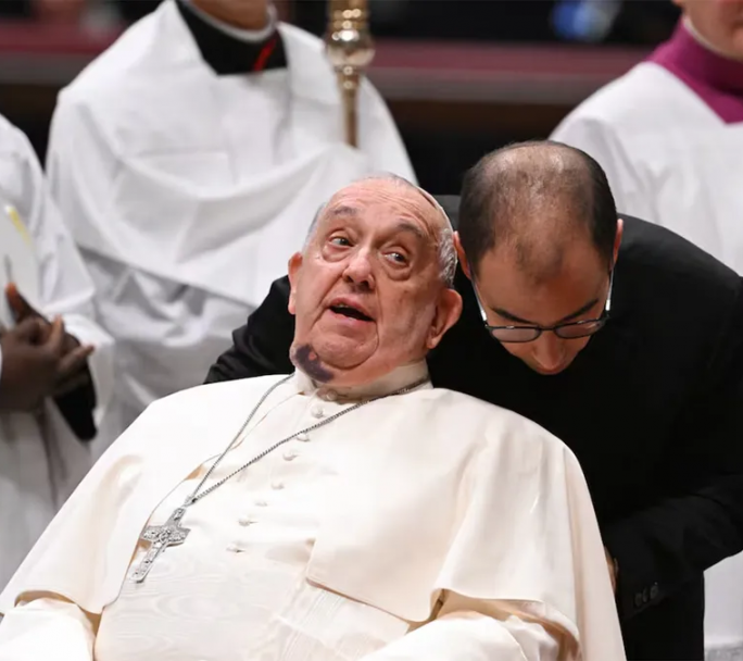 El Papa tuvo un accidente doméstico y le inmovilizaron el brazo derecho